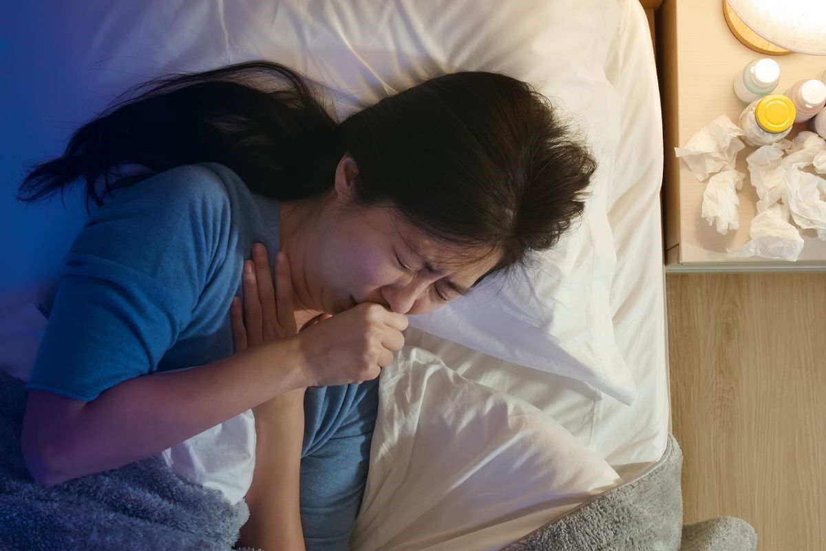 Úporné záchvaty kašľa v nočných hodinách sú jedným z typických príznakov čierneho kašľa. Zdroj foto: Canva